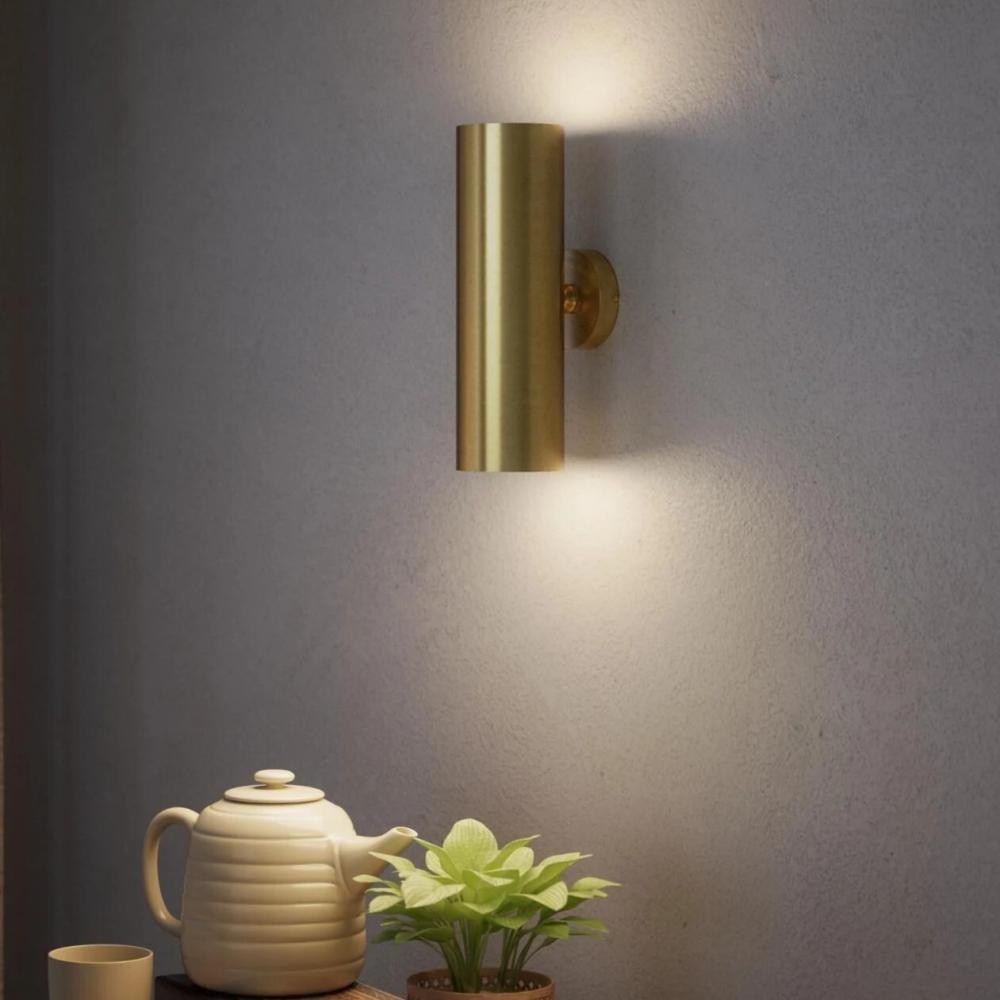 zlty mrkvovy nastenny reflektor naladove osvetlenie koncentrovane osvetlenie dizajn spalna chodba trubkova lampa hotel.jpg
